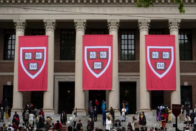Pancartas de Harvard frente a la Biblioteca Widener durante la 374.° ceremonia de graduación de Harvard en Harvard Yard, Cambridge, Massachusetts, el 29 de mayo de 2025. (Rick Friedman/AFP vía Getty Images)