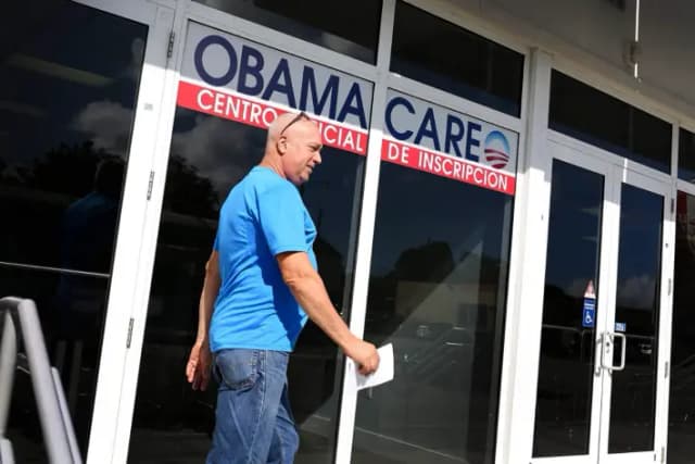Un hombre sale de una oficina de Univista Insurance después de comprar un plan de salud bajo la Ley de Atención Médica Asequible, también conocida como Obamacare, en Miami, Florida, en diciembre de 2015. (Joe Raedle/Getty Images)