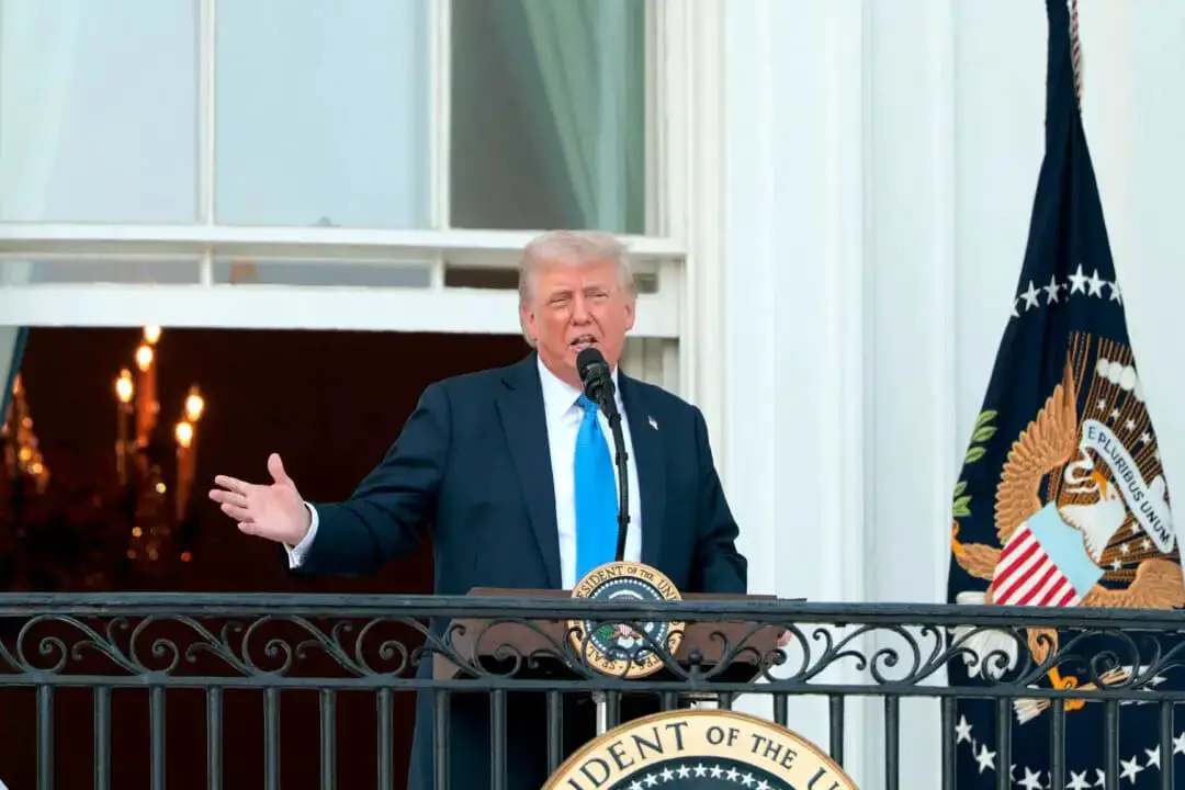 El presidente Donald Trump se dirige a los invitados desde el pórtico sur de la Casa Blanca durante un acto celebrado en el jardín sur de Washington el 4 de junio de 2025. (Anna Moneymaker/Getty Images)
