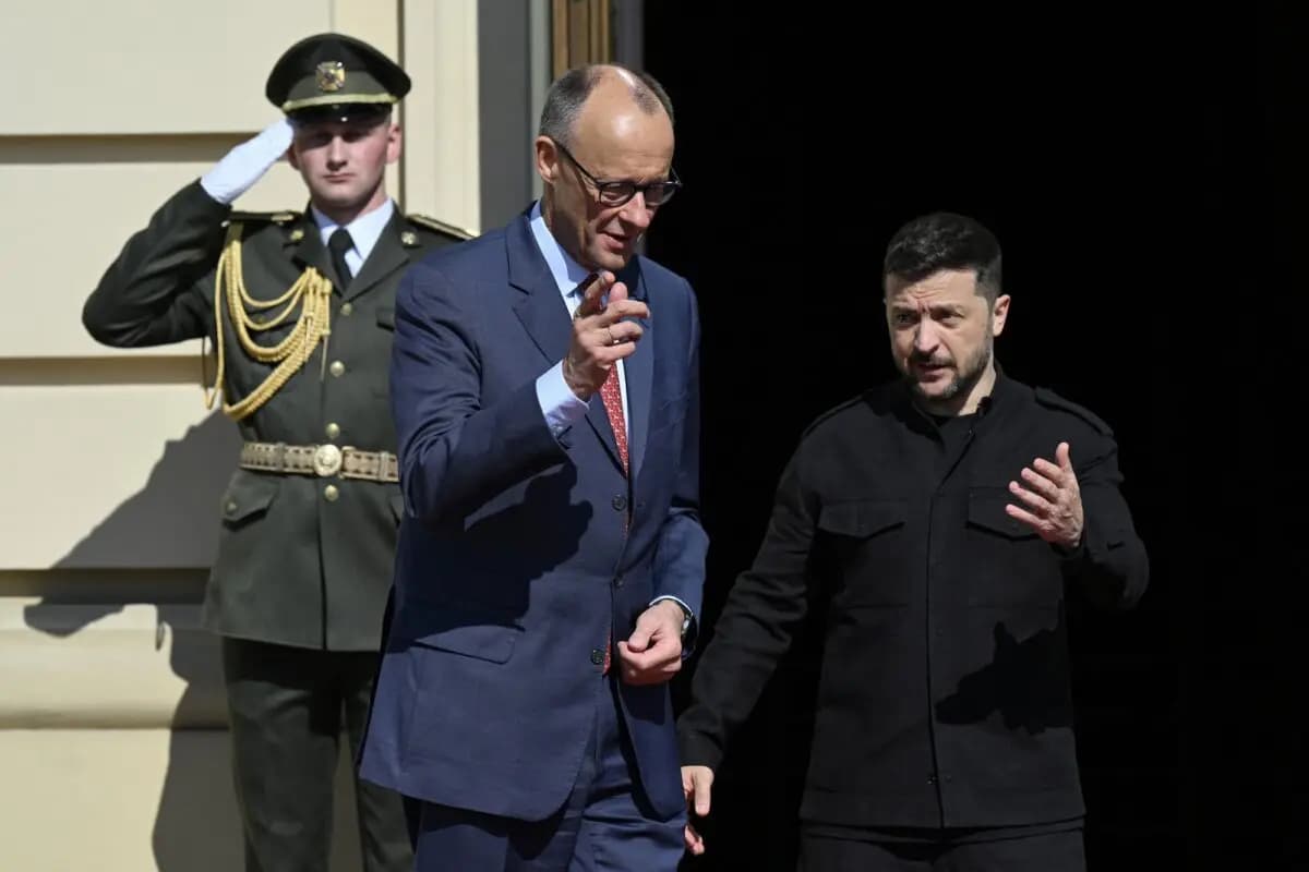 El presidente ucraniano, Volodymyr Zelenskyy (derecha), da la bienvenida al canciller alemán, Friedrich Merz, en Kiev, Ucrania, el 10 de mayo de 2025. (Genya Savilov/AFP a través de Getty Images)