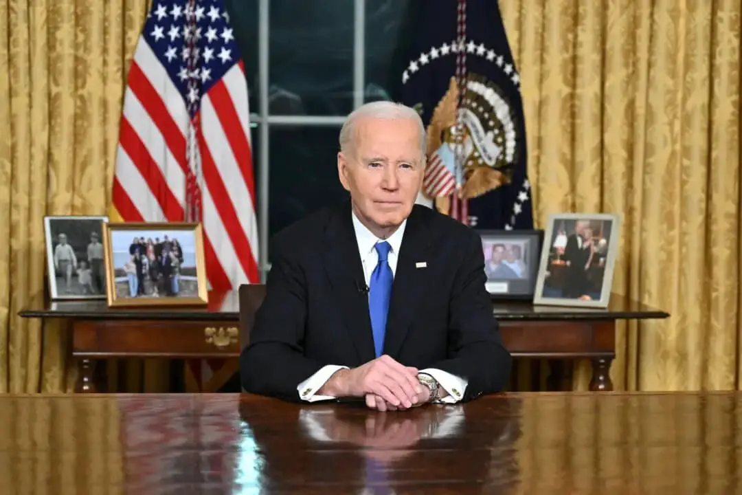 El presidente Joe Biden observa tras pronunciar su discurso de despedida a la nación desde el Despacho Oval de la Casa Blanca el 15 de enero de 2025. (Mandel Ngan/Pool vía Getty Images)
