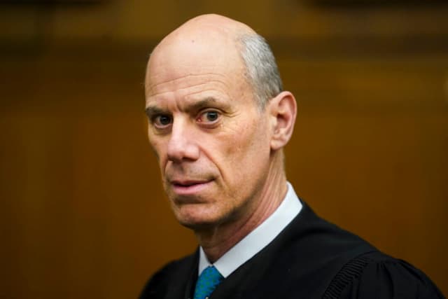 El juez federal James Boasberg, presidente de la Corte Federal de Distrito para el Distrito de Columbia, posa para una foto en la Corte Federal E. Barrett Prettyman de Washington el 16 de marzo de 2023. (Carolyn Van Houten/The Washington Post vía AP)