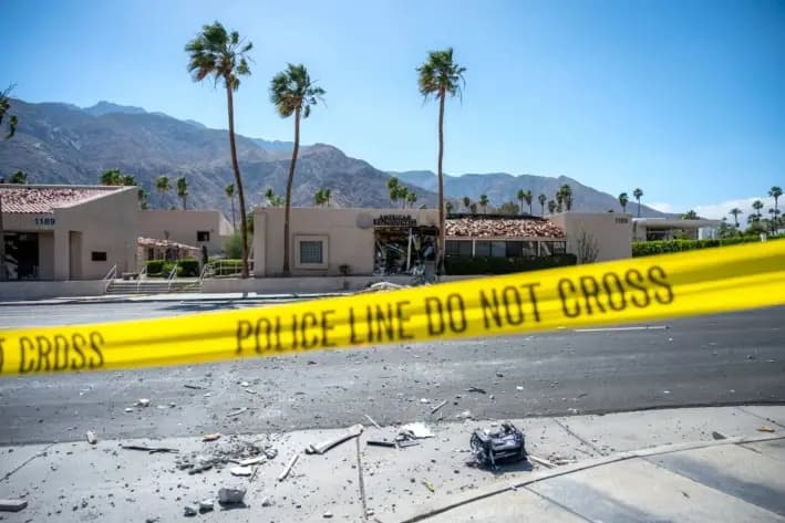 Una línea policial frente a una clínica de fertilidad de American Reproductive Centers dañada tras la explosión de una bomba, en Palm Springs, California, el 17 de mayo de 2025. (Gabriel Osorio/AFP vía Getty Images)