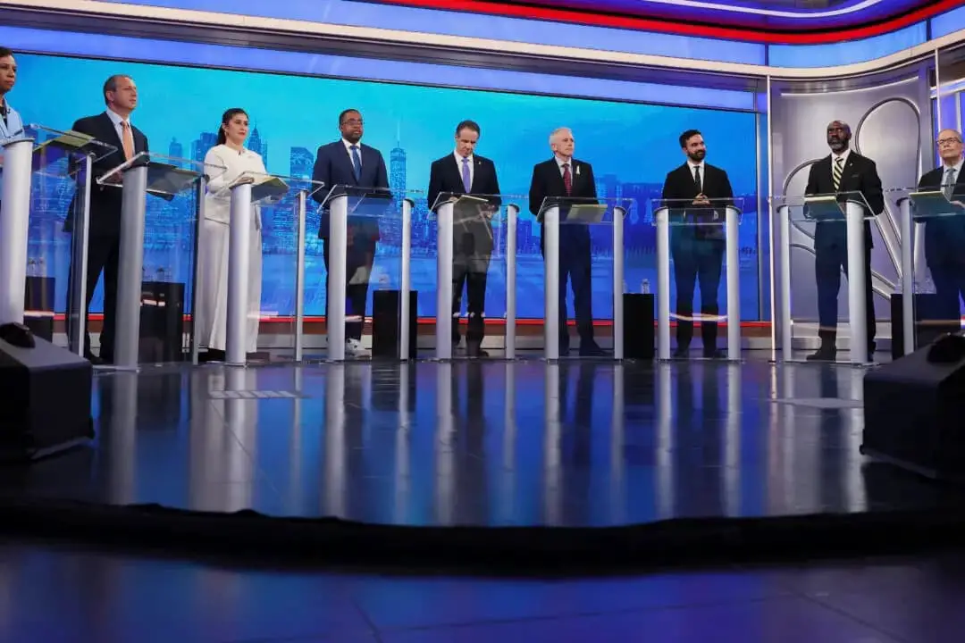 (De izquierda a derecha) Los candidatos demócratas a la alcaldía Adrienne Adams, Brad Lander, Jessica Ramos, Zellnor Myrie, Andrew Cuomo, Whitney Tilson, Zohran Mamdani, Michael Blake y Scott Stringer participan en el debate de las primarias demócratas a la alcaldía de Nueva York en los estudios de la NBC en Nueva York el 4 de junio de 2025. (Yuki Iwamura-Pool/Getty Images)
