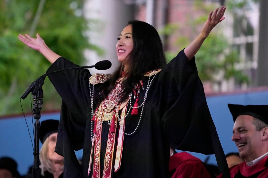 Discurso de graduación de estudiante china en Harvard desata la polémica por su lenguaje político
