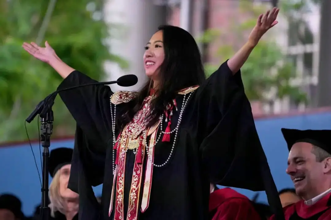 Yurong "Luanna" Jiang pronuncia un discurso durante la ceremonia de graduación en la Universidad de Harvard, en Cambridge, Massachusetts, el 29 de mayo de 2025. (Charles Krupa/AP Photo)
