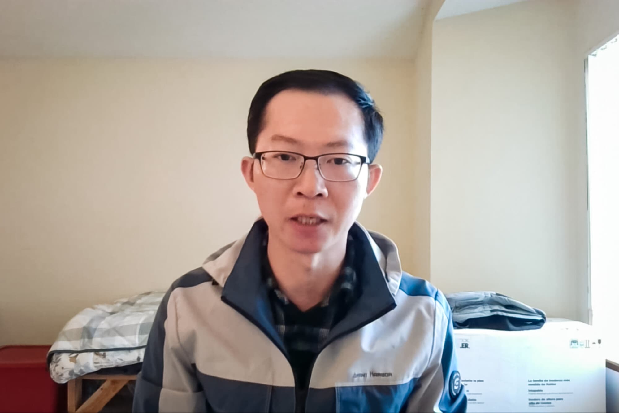 Luo Zhifei, un antiguo funcionario del Gobierno local chino que ahora vive en Estados Unidos, habla durante una entrevista en vídeo con la edición china de The Epoch Times en abril de 2025. Luo afirma que huyó de China tras denunciar la falsificación de datos sobre la ganadería utilizados para cumplir los objetivos del PIB, así como los malos tratos infligidos a los agricultores por el régimen. (The Epoch Times)