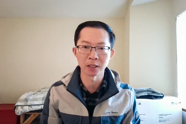 Luo Zhifei, un antiguo funcionario del Gobierno local chino que ahora vive en Estados Unidos, habla durante una entrevista en vídeo con la edición china de The Epoch Times en abril de 2025. Luo afirma que huyó de China tras denunciar la falsificación de datos sobre la ganadería utilizados para cumplir los objetivos del PIB, así como los malos tratos infligidos a los agricultores por el régimen. (The Epoch Times)