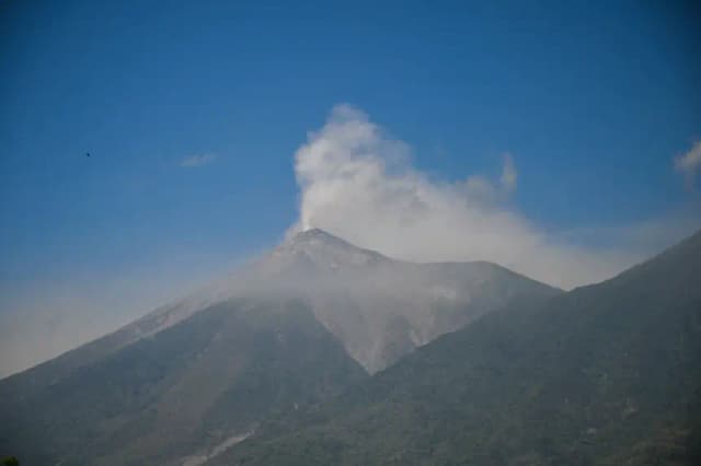 El volcán de Fuego de Guatemala registra una nueva erupción