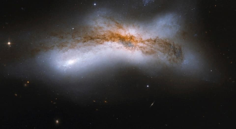 En esta combinación de imágenes de la NASA/ESA se muestran tres escenarios futuros para el encuentro entre la Vía Láctea y Andrómeda. Arriba a la izquierda: las galaxias se cruzan a una distancia de 1 millón de años luz. Arriba a la derecha: a 500,000 años luz, la materia oscura provoca una fricción que acerca las galaxias. Abajo: una separación de 100,000 años luz provoca una colisión. (NASA/ESA vía AP).