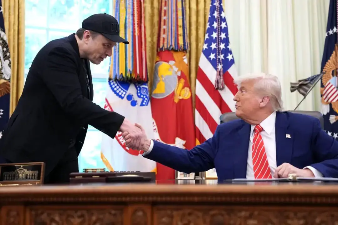 El director ejecutivo de Tesla, Elon Musk, estrecha la mano del presidente Donald Trump mientras hablan con los periodistas en el Despacho Oval de la Casa Blanca en Washington el 30 de mayo de 2025. (Kevin Dietsch/Getty Images)