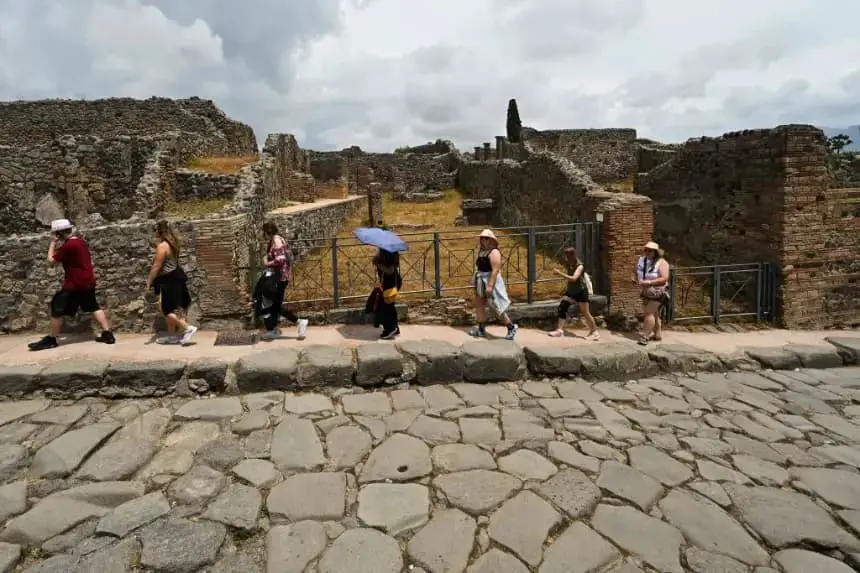 Visitantes recorren el Parque Arqueológico de Pompeya, cerca de Nápoles, en el sur de Italia, el 9 de junio de 2022. (Andreas Solaro/AFP vía Getty Images)