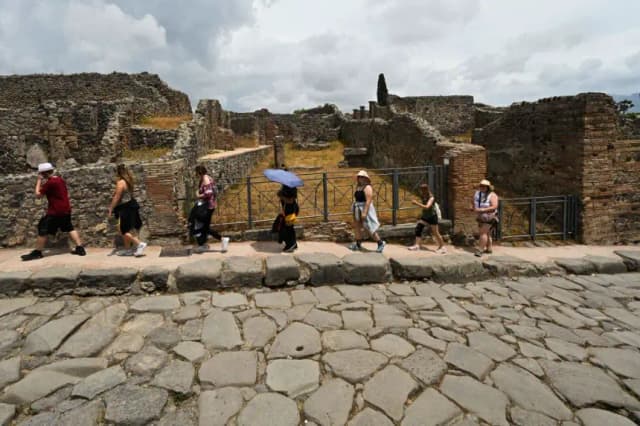 Visitantes recorren el Parque Arqueológico de Pompeya, cerca de Nápoles, en el sur de Italia, el 9 de junio de 2022. (Andreas Solaro/AFP vía Getty Images)