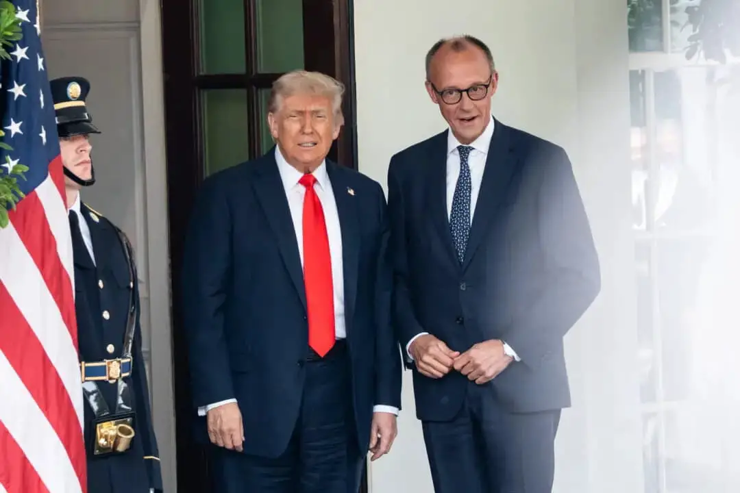 El presidente de EE. UU., Donald Trump, saluda al canciller alemán Friedrich Merz en la Casa Blanca, en Washington, el 5 de junio de 2025. (Madalina Vasiliu/The Epoch Times)

