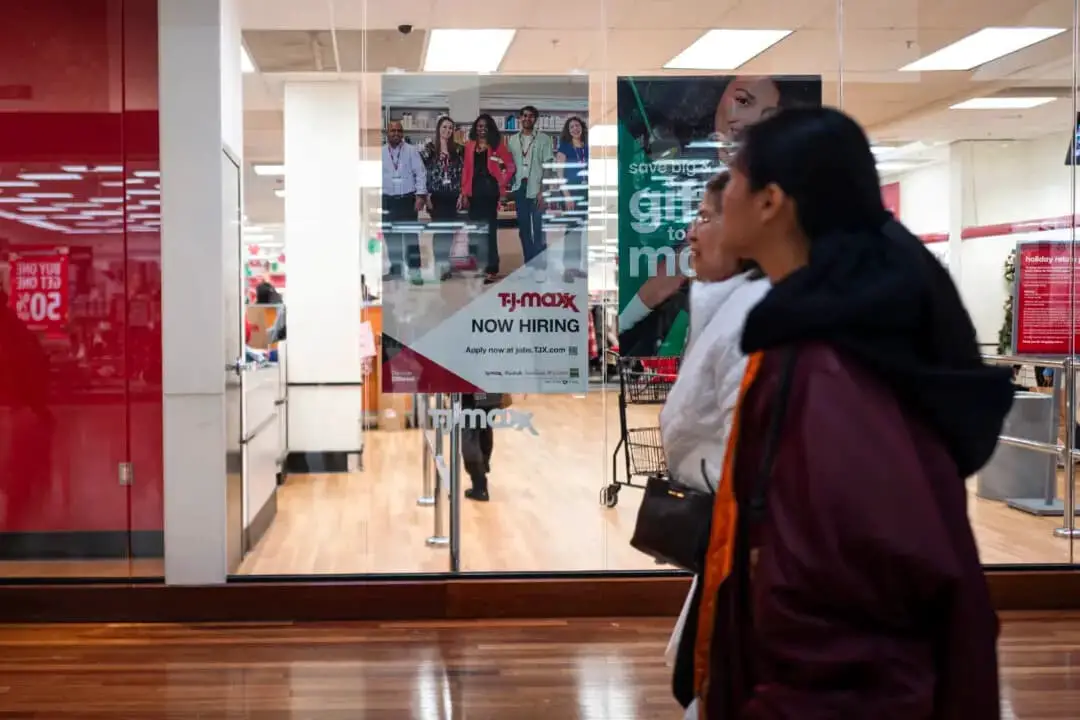 Un cartel con el mensaje "Se busca personal" durante el Black Friday en un centro comercial de Hanover, Maryland. (Madalina Vasiliu/The Epoch Times)
