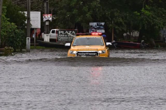 Un vehículo de bomberos avanza por las aguas inundadas en Ayolas, 300 km al sur de Asunción, Paraguay, el 3 de noviembre de 2023. (Norberto Duarte/AFP vía Getty Images)