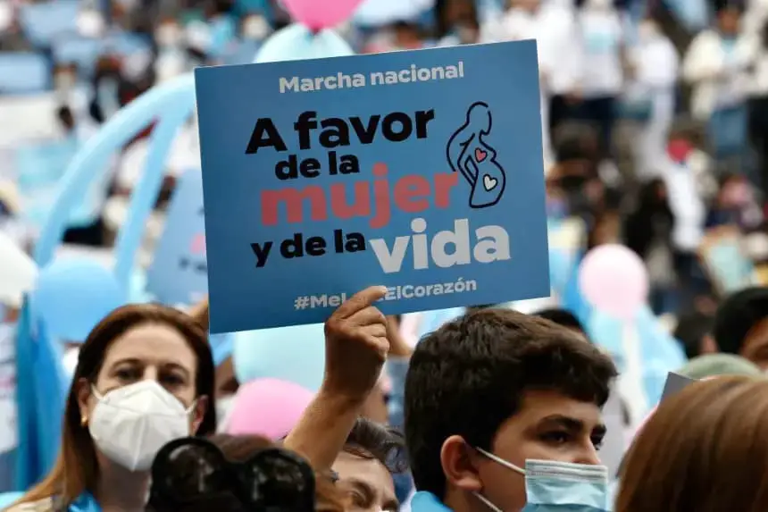 Un miembro de la asociación ProVida sostiene un cartel durante una marcha contra la legalización del aborto, desde el Auditorio Nacional hasta el Paseo Reforma, en la Ciudad de México el 3 de octubre de 2021. (Rodrigo Arangua/AFP vía Getty Images)