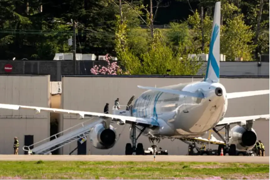 Detenidos abordan un avión alquilado por el Servicio de Inmigración y Control de Aduanas de Estados Unidos (ICE) en el Aeropuerto Internacional del Condado de King en Seattle, Washington, el 15 de abril de 2025. (David Ryder/Getty Images)