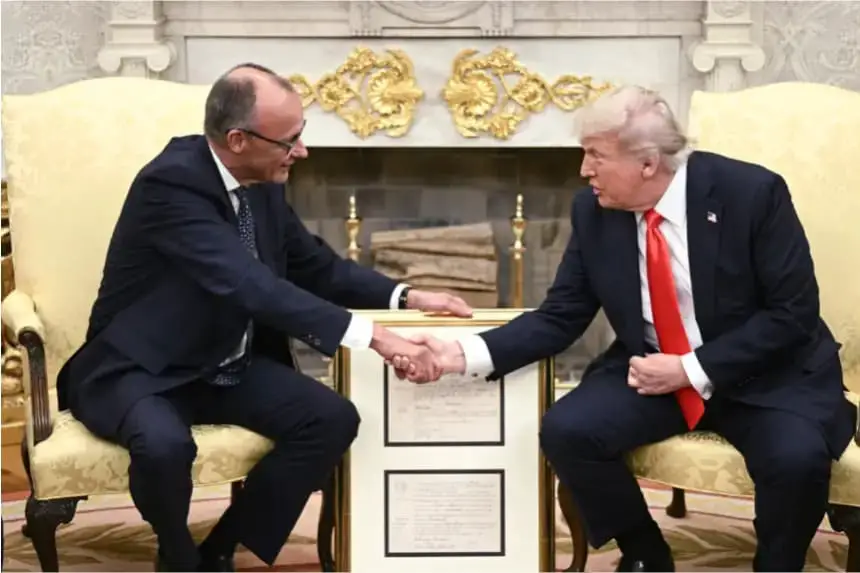El presidente de Estados Unidos, Donald Trump (d), y el canciller alemán, Friedrich Merz (i), se estrechan la mano durante una reunión bilateral en la Oficina Oval el 5 de junio de 2025. (Brendan Smialowski/AFP vía Getty Images)