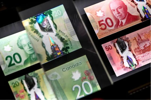 Una lupa amplía la imagen holográfica de la Torre de la Paz de Parliament Hill en un billete de 20 dólares emitido por el Banco de Canadá, que se exhibe en una vitrina en el Museo del Banco de Canadá en Ottawa, el 4 de septiembre de 2024. (The Canadian Press/Justin Tang)
