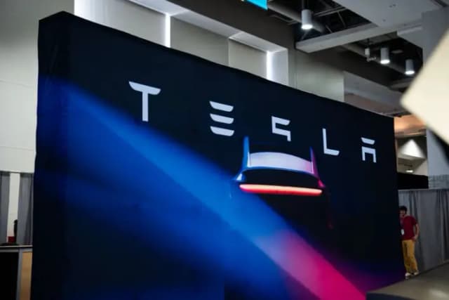 La empresa automotriz Tesla en un stand durante el Proyecto Especial de Estudios Competitivos AI+Expo, en Washington, el 2 de junio de 2025. (Madalina Vasiliu/The Epoch Times)