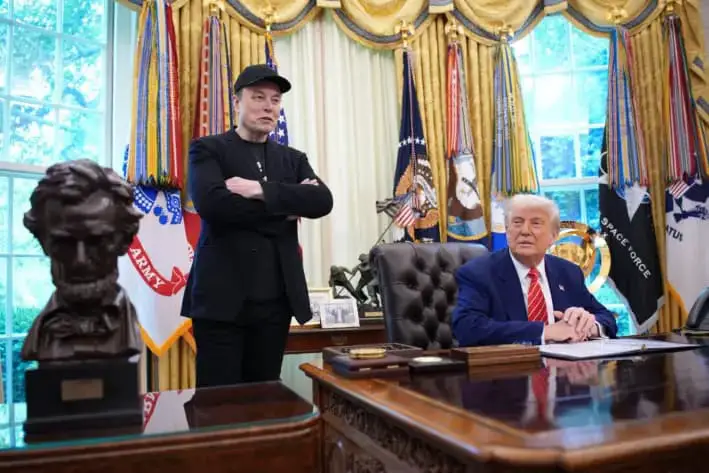 El presidente Donald Trump, acompañado por el director ejecutivo de Tesla, Elon Musk, habla con periodistas en la Oficina Oval, el 30 de mayo de 2025. (Kevin Dietsch/Getty Images)
