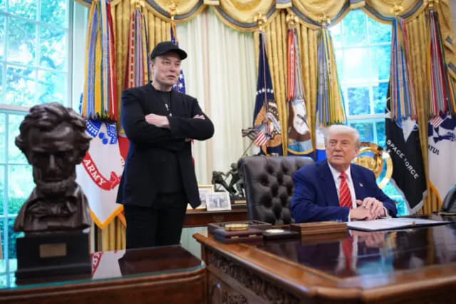 El presidente Donald Trump, acompañado por el director ejecutivo de Tesla, Elon Musk, habla con periodistas en la Oficina Oval, el 30 de mayo de 2025. (Kevin Dietsch/Getty Images)