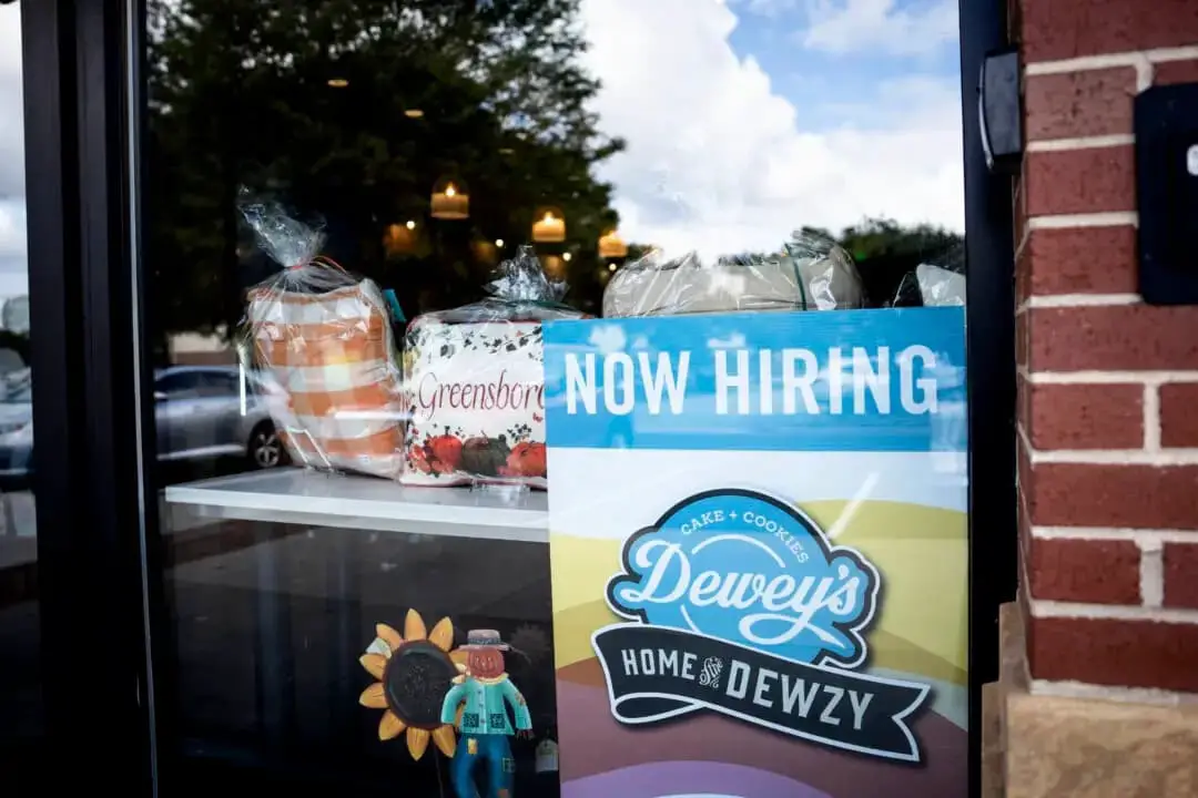Un cartel de "Se contrata" en una cafetería de Greensboro, Carolina del Norte, el 19 de septiembre de 2024. (Madalina Vasiliu/The Epoch Times)