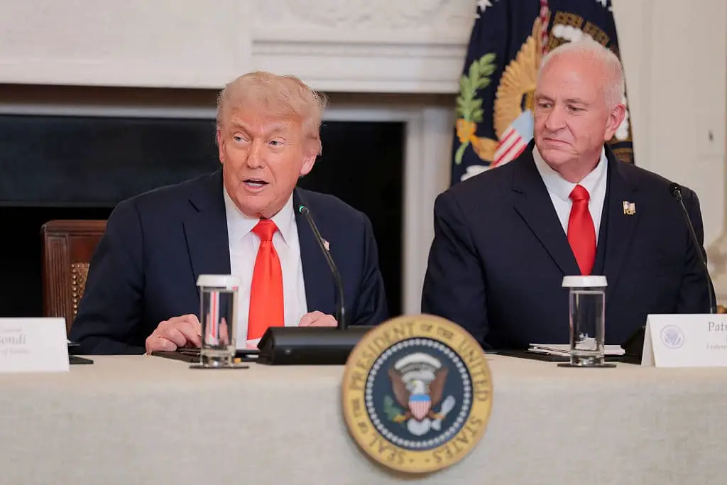 El presidente Donald Trump habla junto al presidente nacional de la Fraternal Order of Police, Patrick Yoes, en una mesa redonda celebrada en el Comedor de Estado de la Casa Blanca, en Washington, el 5 de junio de 2025. Trump organizó la mesa redonda para los miembros de la Fraternal Order of Police. (Anna Moneymaker/Getty Images)