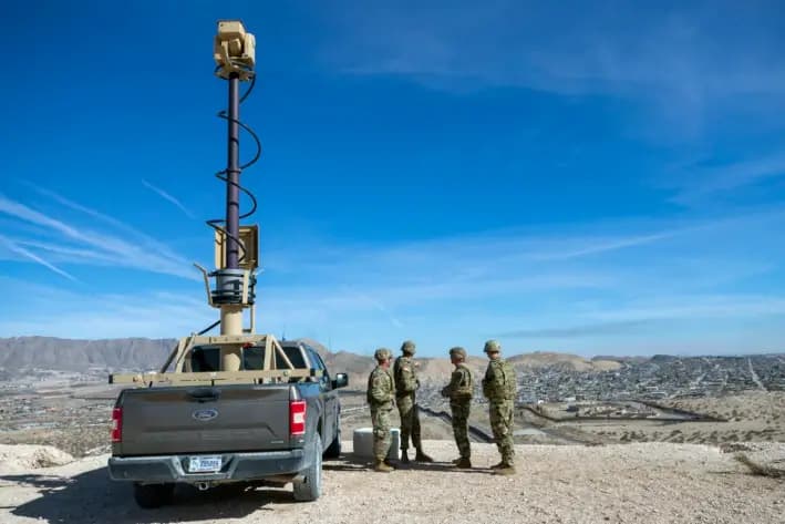 Soldados del ejército observan el muro fronterizo junto a un vehículo de vigilancia en Sunland Park, Nuevo México, el 3 de febrero de 2025. (Andres Leighton/AP Photo)