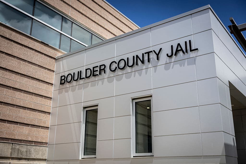 Acusan de 118 delitos al sospechoso del ataque en Boulder