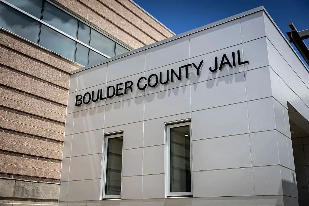 Vista exterior de la cárcel del condado de Boulder el 5 de junio de 2025, antes de la audiencia judicial de Mohamed Sabry Soliman, sospechoso del ataque con cócteles Molotov perpetrado el 1 de junio contra una marcha de solidaridad con los judíos en Boulder, Colorado. (CHET STRANGE/AFP a través de Getty Images)