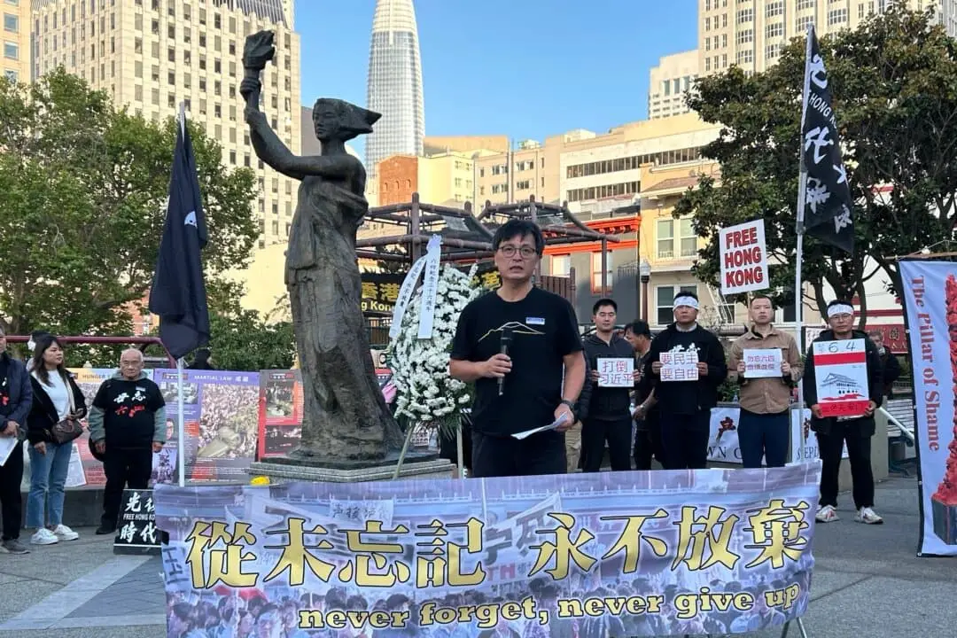 Feng Congde, presidente de la Fundación China para la Educación Democrática, habla en la vigilia con velas en Portsmouth Square, en San Francisco, el 3 de junio de 2025. (Nathan Su/The Epoch Times).