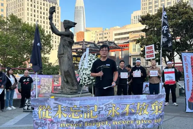 Feng Congde, presidente de la Fundación China para la Educación Democrática, habla en la vigilia con velas en Portsmouth Square, en San Francisco, el 3 de junio de 2025. (Nathan Su/The Epoch Times).