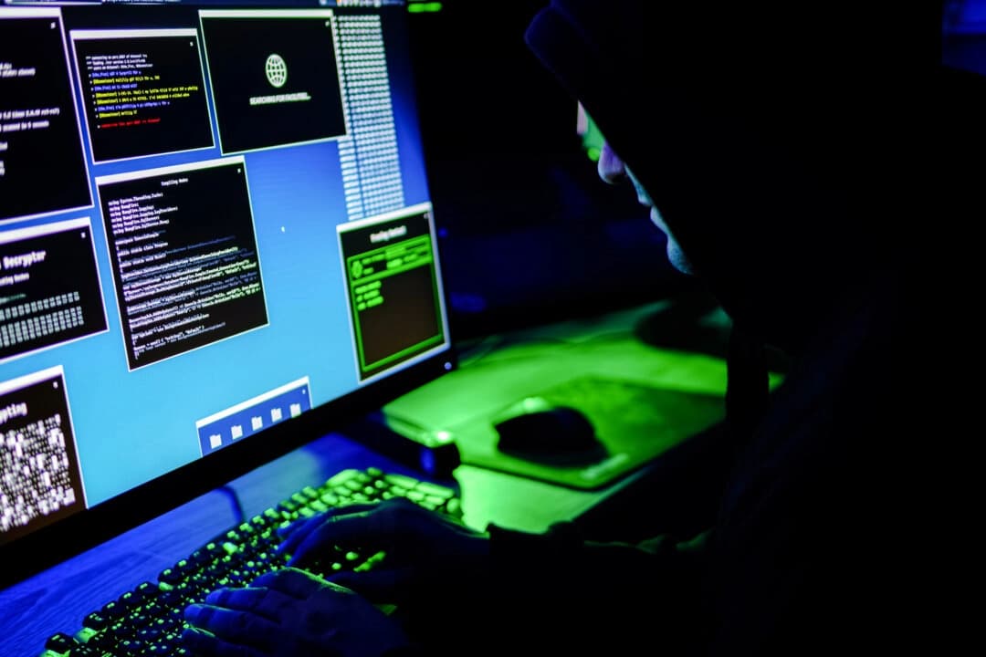 En esta ilustración fotográfica, un hacker escribe en el teclado de un ordenador el 13 de mayo de 2025. (Anna Varavva/The Epoch Times)