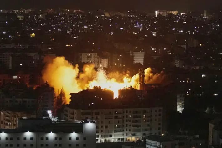 Llamas y humo se elevan tras un ataque aéreo israelí en Dahiyeh, en el suburbio sur de Beirut, Líbano, el 5 de junio de 2025. (Hassan Ammar/AP)