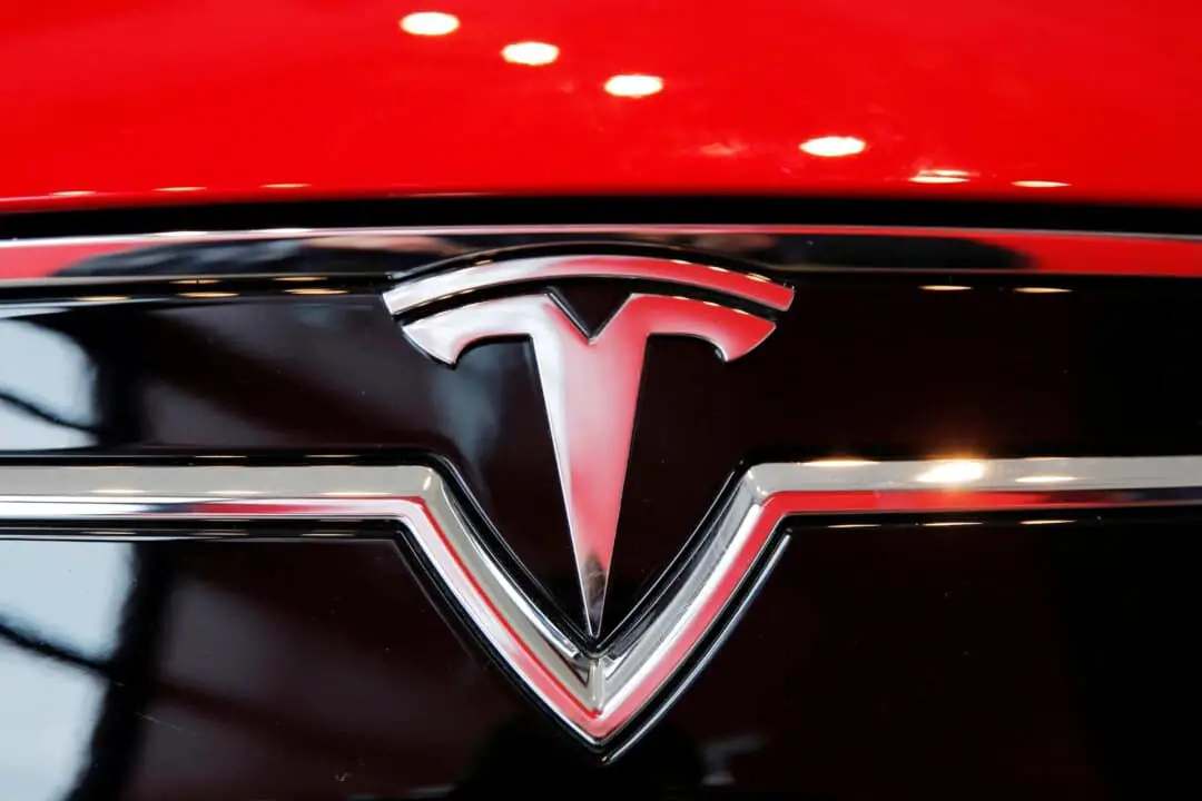 El logotipo de Tesla en un Model S dentro de un concesionario Tesla en Nueva York el 29 de abril de 2016. (Lucas Jackson/Reuters)