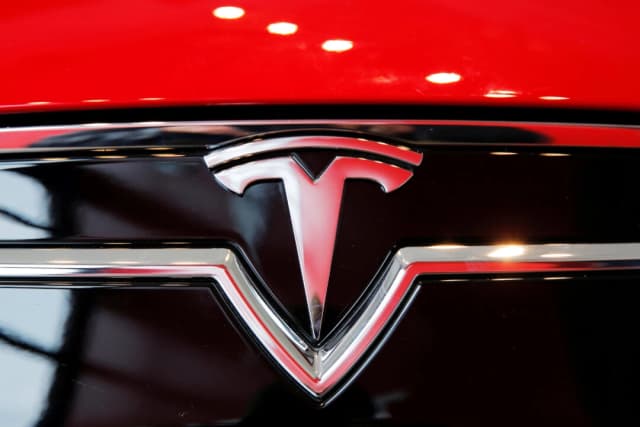 El logotipo de Tesla en un Model S dentro de un concesionario Tesla en Nueva York el 29 de abril de 2016. (Lucas Jackson/Reuters)