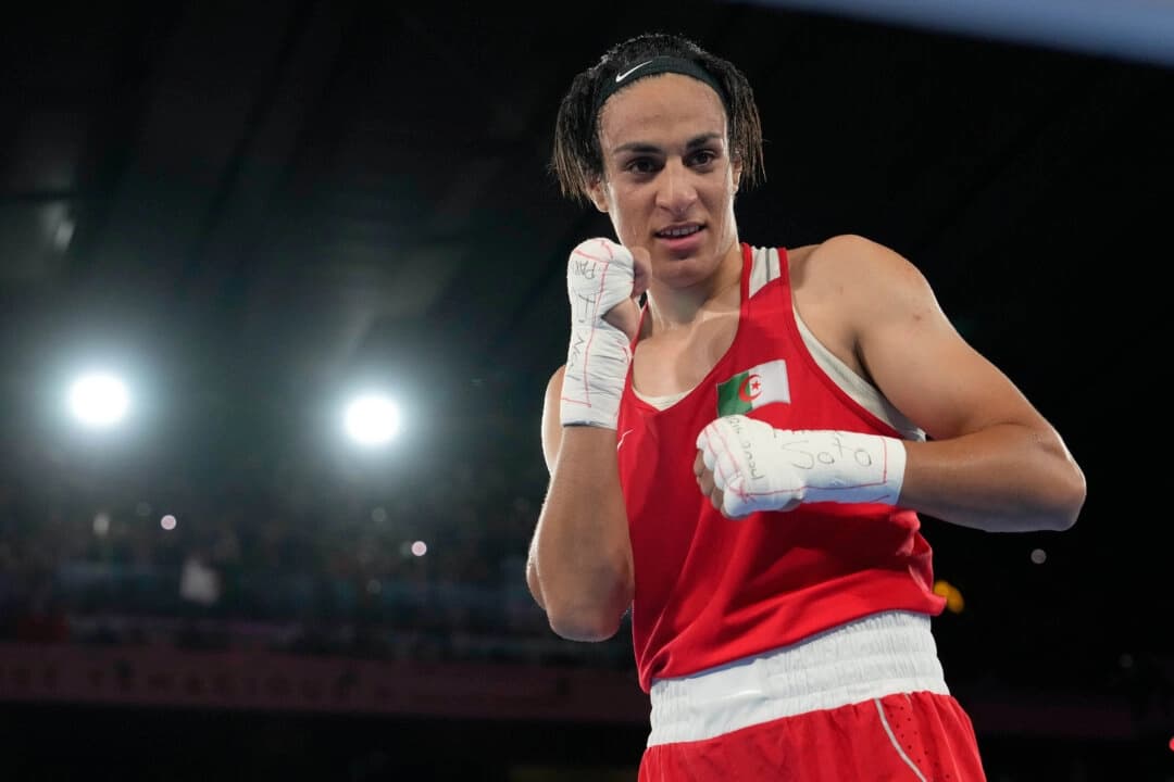 La argelina Imane Khelif posa tras derrotar a la china Yang Liu en los Juegos Olímpicos de Verano de 2024 en París, el 9 de agosto de 2024. (Ariana Cubillos/AP Photo).