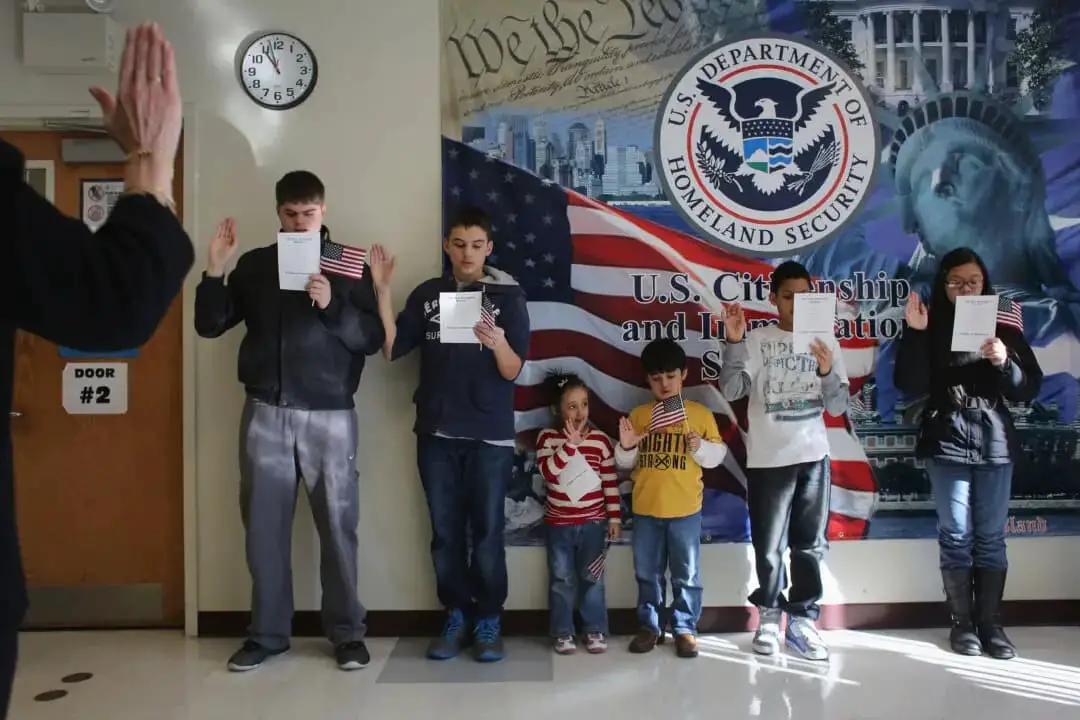 Niños participan en una ceremonia de ciudadanía estadounidense en la oficina del Servicio de Ciudadanía e Inmigración de los Estados Unidos (USCIS) en la ciudad de Nueva York el 29 de enero de 2013. (John Moore/Getty Images)