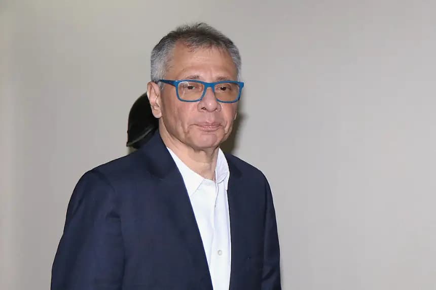 El exvicepresidente de Ecuador Jorge Glas gesticula al llegar a su audiencia de juicio en un caso de presunta malversación de fondos públicos en la Corte Nacional de Justicia en Quito (Ecuador) el 6 de junio de 2025. (Galo Paguay/AFP vía Getty Images)