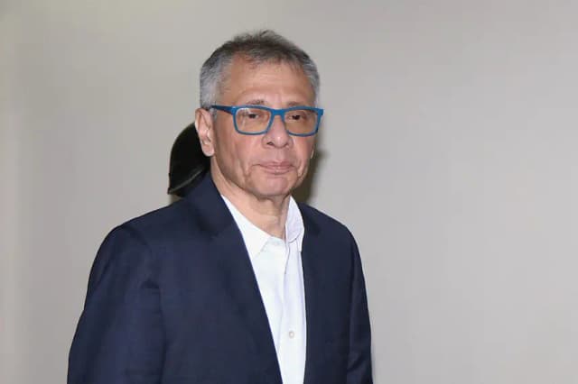 El exvicepresidente de Ecuador Jorge Glas gesticula al llegar a su audiencia de juicio en un caso de presunta malversación de fondos públicos en la Corte Nacional de Justicia en Quito (Ecuador) el 6 de junio de 2025. (Galo Paguay/AFP vía Getty Images)