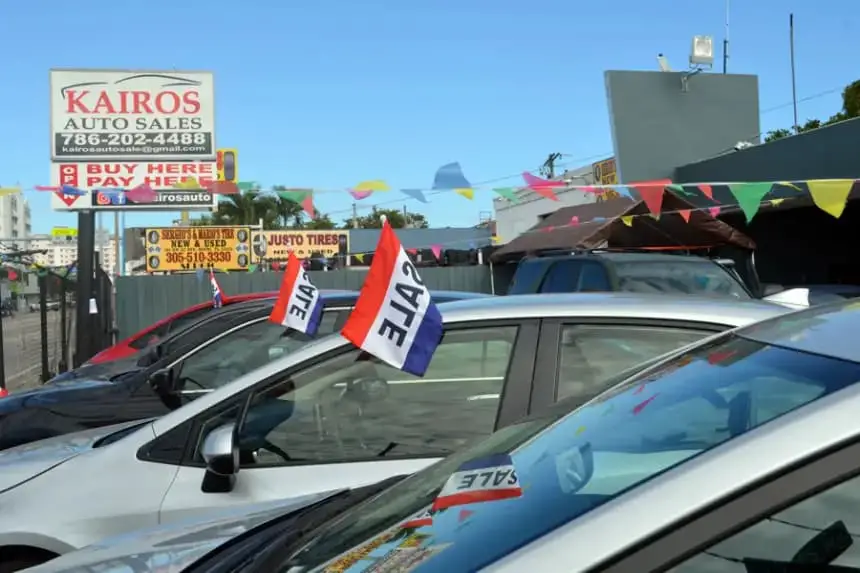 Fotografía de de archivo de un negocio de venta de autos usados en Miami, Florida (EE. UU). EFE/Álvaro Blanco
