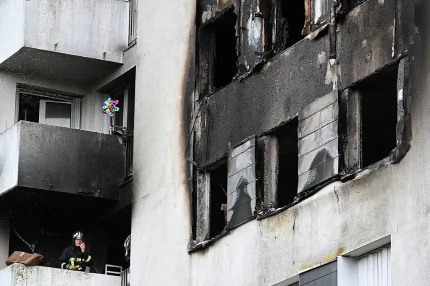 Un bombero trabaja para asegurar un edificio de apartamentos donde se declaró un incendio durante la noche, en Reims (Francia) el 6 de junio de 2025. (Francois Nascimbeni/AFP vía Getty Images)