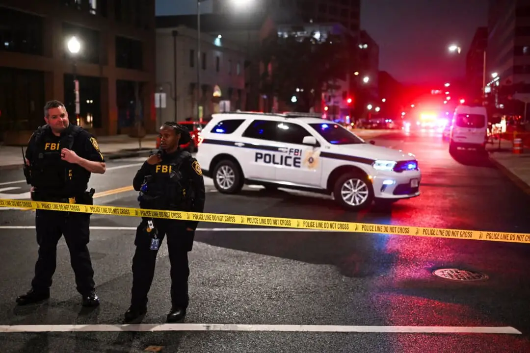 Agentes del FBI acordonan el lugar de los hechos frente al Museo Judío de la Capital tras un tiroteo que dejó dos muertos en Washington en la madrugada del 22 de mayo de 2025. (Alex Wroblewski/AFP a través de Getty Images)
