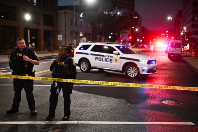Agentes del FBI acordonan el lugar de los hechos frente al Museo Judío de la Capital tras un tiroteo que dejó dos muertos en Washington en la madrugada del 22 de mayo de 2025. (Alex Wroblewski/AFP a través de Getty Images)