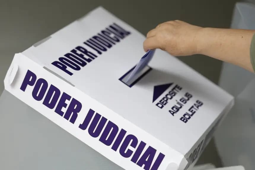 Una persona vota en las elecciones judiciales en Ciudad de México (México). EFE/ Sáshenka Gutiérrez
