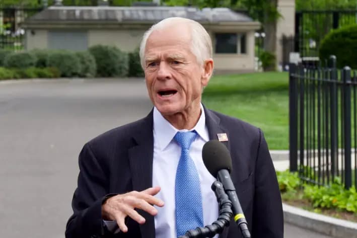 Peter Navarro, asesor principal del presidente, habla con periodistas en la Casa Blanca, en Washington, el 30 de abril de 2025. (Travis Gillmore/The Epoch Times)