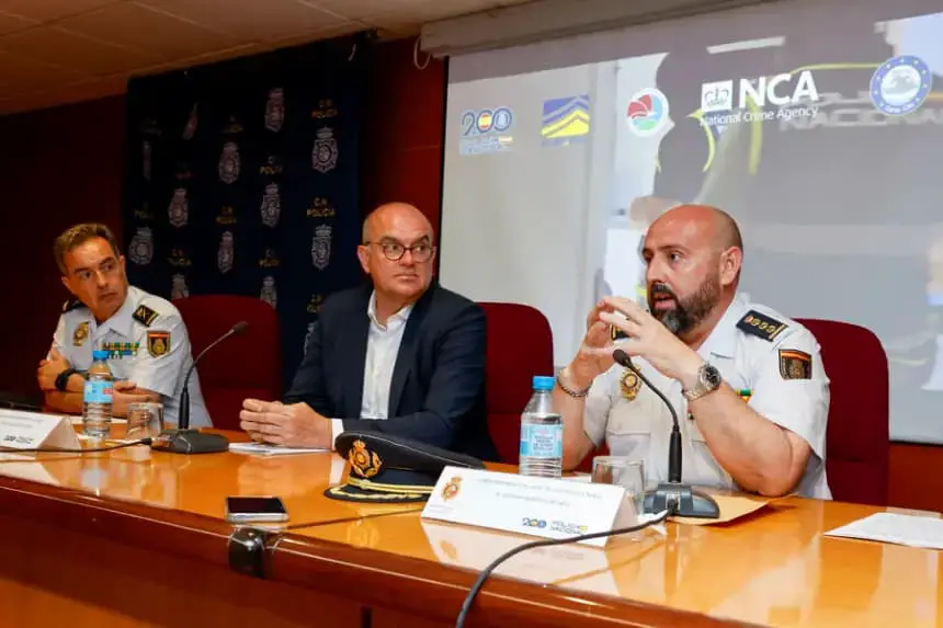El delegado del Gobierno en Canarias, Anselmo Pestana (c); el jefe superior de Policía en las islas, Jesús María Gómez Martín (i); y el jefe de la Brigada Central de Estupefacientes (UDYCO), Antonio Martínez Duarte (d), informaron el 6 de junio de 2025 de la operación, denominada "Sombra negra", dirigida por el Juzgado Central de Instrucción número 3 y la Fiscalía Especial Antidroga de la Audiencia Nacional. EFE/ Elvira Urquijo A.