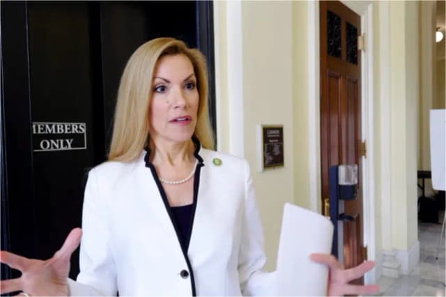 La representante Beth Van Duyne (R-Texas) habla con NTD en el Capitolio el 16 de octubre de 2023. NTD